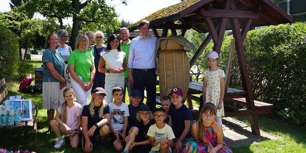 Staatsminister Conrad Clemens übergibt der AG Junge Imker einen Bienenstock