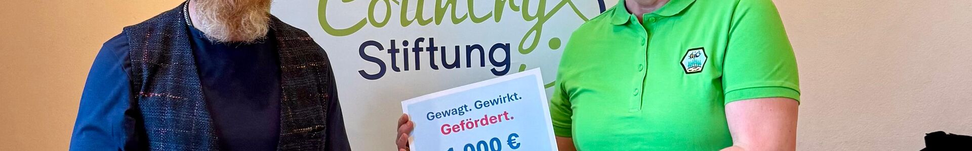 Thomas Brechel übergibt Scheck an Verein