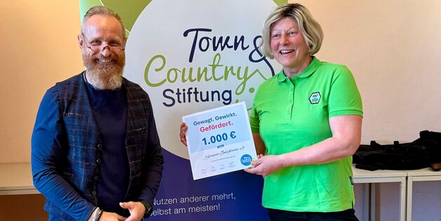 Thomas Brechel übergibt Scheck an Verein